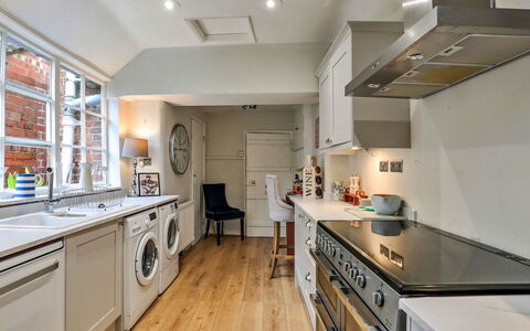 Aarons: Interieur Ontwerp, Flooring, Major Appliance, Keuken, Countertop, Toestel Van De Keuken, Cabinetry, Meubilair, Hout, Verdieping