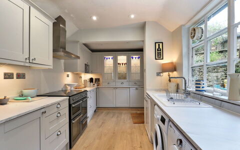 Aarons: Interieur Ontwerp, Flooring, Countertop, Cabinetry, Meubilair, Keuken, Hout, Verdieping, Plafond, Major Appliance