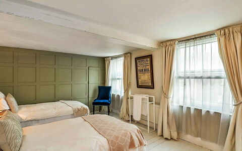 Aarons: Meubilair, Interieur Ontwerp, Verdieping, Muur, Flooring, Hout, Plafond, Kamer, Slaapkamer, Bed