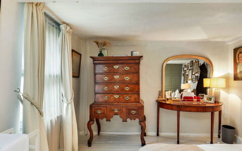 Aarons: Meubilair, Interieur Ontwerp, Slaapkamer, Bed, Muur, Hout, Laken, Bedding, Kamer, Textiel