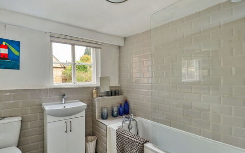 Aarons: Muur, Flooring, Loodgieterswerkinrichting, Verdieping, Badkamer, Interieur Ontwerp, Loodgieter, Kraan, Tegel, Wastafel