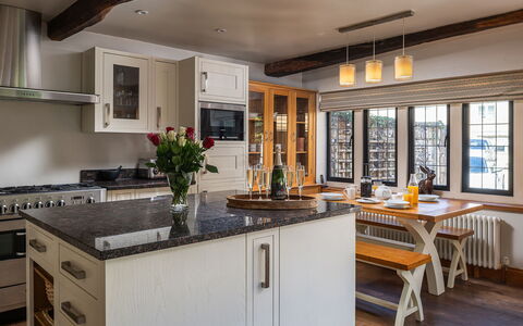 The Painswick Retreat: Meubilair, Keuken, Countertop, Interieur Ontwerp, Cabinetry, Flooring, Toestel Van De Keuken, Hout, Plafond, Lichte Inrichting
