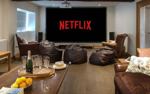 The Painswick Retreat: Interieur Ontwerp, Meubilair, Elektronisch Apparaat, Woonkamer, Bankstel, Flooring, Televisie, Kamer, Verdieping