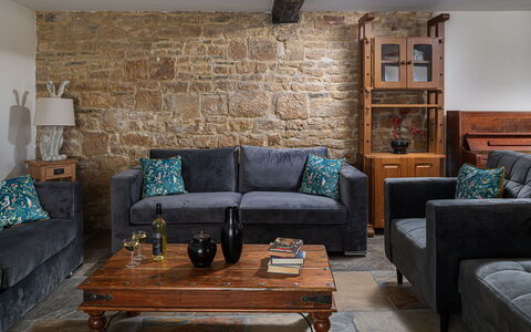 The Painswick Retreat: Meubilair, Interieur Ontwerp, Bankstel, Flooring, Muur, Verdieping, Hout, Woonkamer, Huis, Kamer
