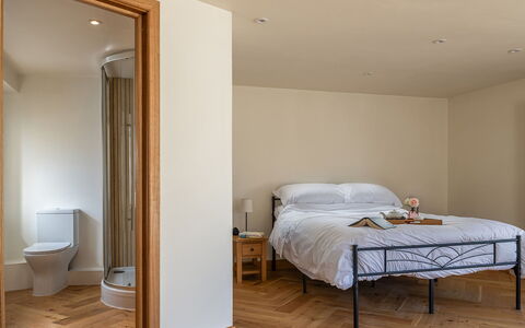 The Painswick Retreat: Flooring, Verdieping, Meubilair, Interieur Ontwerp, Muur, Hout, Houten Vloer, Slaapkamer, Bed, Kamer