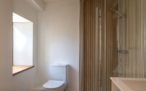 The Painswick Retreat: Muur, Flooring, Badkamer, Loodgieterswerkinrichting, Hout, Verdieping, Interieur Ontwerp, Bruin, Wastafel In De Badkamer, Loodgieter