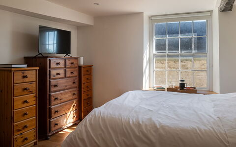 The Painswick Retreat: Bed, Slaapkamer, Meubilair, Bedding, Laken, Hout, Interieur Ontwerp, Flooring, Verdieping, Lade