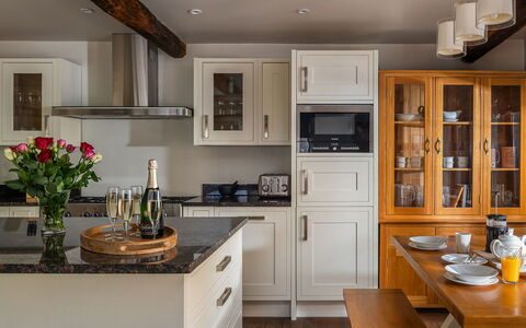 Serenity: Meubilair, Cabinetry, Interieur Ontwerp, Countertop, Keuken, Hout, Flooring, Toestel Van De Keuken, Huis, Kast