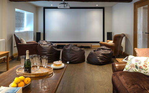 Serenity: Meubilair, Interieur Ontwerp, Bankstel, Flooring, Plafond, Verdieping, Woonkamer, Kamer, Verlichting, Huis