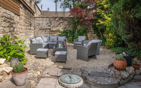 Serenity: Meubilair, Buitenmeubels, Bloempot, Buitentafel, Stoel, Flagstone, Tuin, Kamerplant, Patio