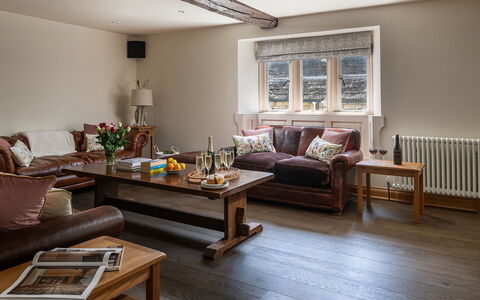 Serenity: Meubilair, Interieur Ontwerp, Flooring, Bankstel, Verdieping, Muur, Hout, Woonkamer, Kamer, Houten Vloer