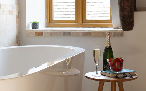 Serenity: Interieur Ontwerp, Flooring, Hout, Loodgieterswerkinrichting, Verdieping, Verlichting, Bad, Bruin, Badkamer, Huis