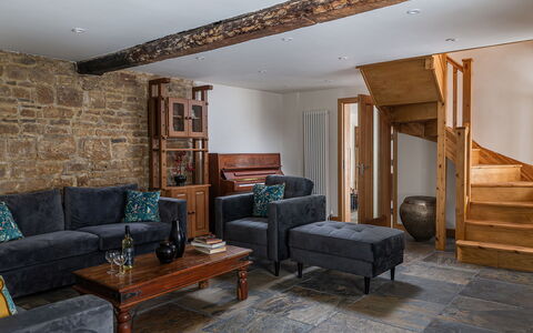 Tranquility House: Meubilair, Flooring, Interieur Ontwerp, Muur, Verdieping, Bankstel, Hout, Woonkamer, Kamer, Houten Vloer
