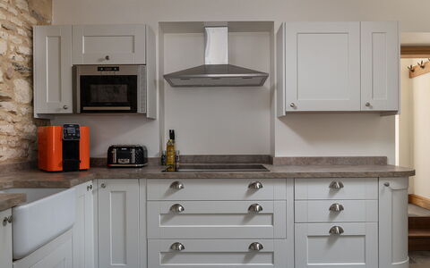 Tranquility House: Cabinetry, Hout, Keuken, Countertop, Flooring, Interieur Ontwerp, Meubilair, Major Appliance, Toestel Van De Keuken, Lade