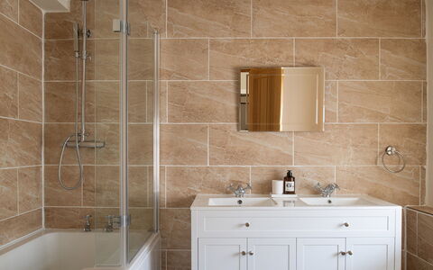 Tranquility House: Badkamer, Flooring, Loodgieterswerkinrichting, Muur, Interieur Ontwerp, Wastafel, Verdieping, Wastafel In De Badkamer, Countertop, Hout