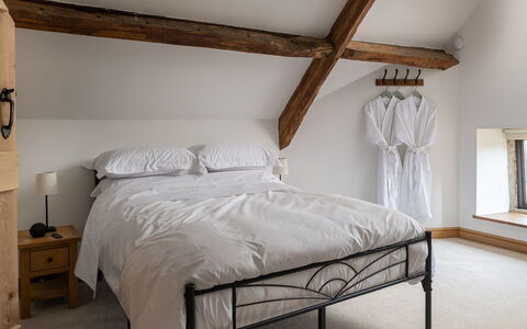 Tranquility House: Bed, Meubilair, Slaapkamer, Bedding, Interieur Ontwerp, Laken, Muur, Flooring, Verdieping, Hout