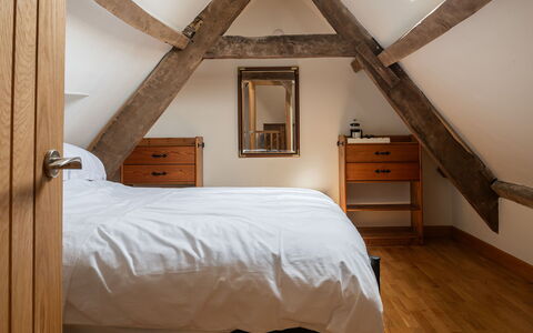 Tranquility House: Bed, Meubilair, Slaapkamer, Interieur Ontwerp, Muur, Flooring, Hout, Verdieping, Bedding, Laken