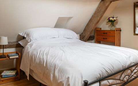 Tranquility House: Bed, Meubilair, Bedding, Slaapkamer, Laken, Interieur Ontwerp, Verdieping, Flooring, Hout, Linens
