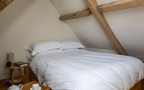 Tranquility House: Bed, Slaapkamer, Bedding, Laken, Meubilair, Hout, Interieur Ontwerp, Linens, Verdieping, Flooring