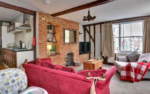 The Red House, Maldon: Meubilair, Huis, Appartement, Steen, Bankstel, Woonkamer, Schoorsteen, Lamp