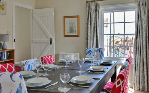 The Red House, Maldon: Meubilair, Interieur Ontwerp, Flooring, Stoel, Tafel, Verdieping, Plafond, Kamer, Textiel, Eetkamer