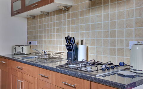 The Red House, Maldon: Keuken, Countertop, Toestel Van De Keuken, Major Appliance, Cabinetry, Flooring, Fornuis, Fornuis, Gasfornuis, Gootsteen