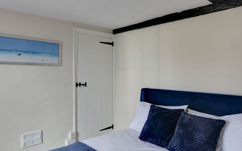 The Red House, Maldon: Slaapkamer, Bed, Interieur Ontwerp, Bedding, Laken, Verdieping, Flooring, Linens, Kamer, Bed Frame