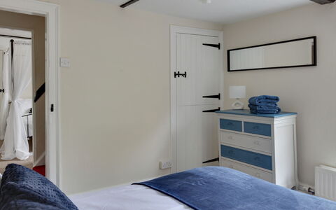The Red House, Maldon: Bed, Meubilair, Slaapkamer, Interieur Ontwerp, Bedding, Laken, Kamer, Plafond, Linens, Textiel