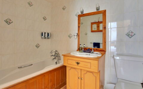 The Red House, Maldon: Loodgieterswerkinrichting, Flooring, Interieur Ontwerp, Badkamer, Wastafel In De Badkamer, Verdieping, Wastafel, Cabinetry, Kraan, Meubilair