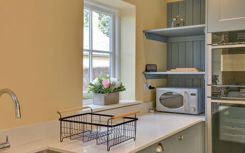 Josua, Maldon: Interieur Ontwerp, Hout, Keuken, Flooring, Meubilair, Cabinetry, Countertop, Toestel Van De Keuken, Verlichting, Plafond