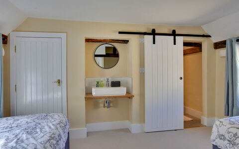 Josua, Maldon: Muur, Interieur Ontwerp, Hout, Flooring, Slaapkamer, Meubilair, Bed, Verdieping, Plafond, Kamer