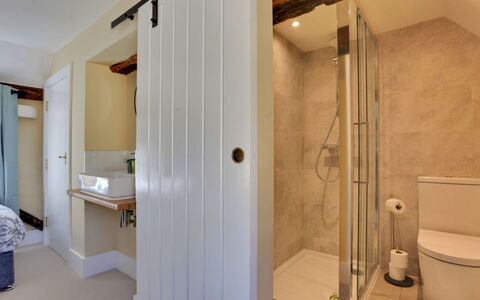 Josua, Maldon: Muur, Flooring, Hout, Verdieping, Loodgieterswerkinrichting, Interieur Ontwerp, Badkamer, Deur, Loodgieter, Kamer