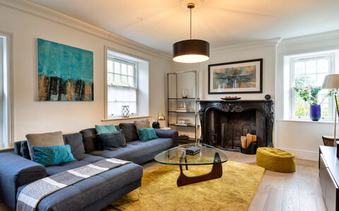 The Mount: Meubilair, Interieur Ontwerp, Verdieping, Flooring, Bankstel, Muur, Woonkamer, Kamer, Hout, Plafond