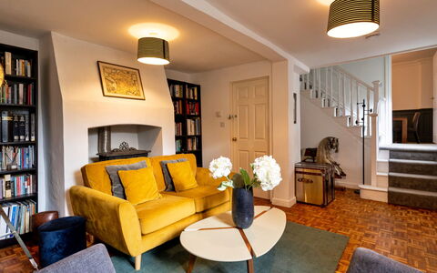 The Mount: Meubilair, Interieur Ontwerp, Muur, Flooring, Verdieping, Bankstel, Hout, Woonkamer, Kamer, Plafond