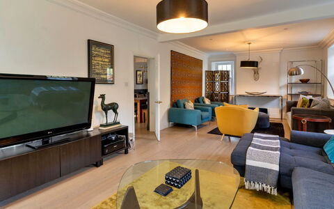 The Mount: Meubilair, Interieur Ontwerp, Flooring, Bankstel, Verdieping, Muur, Woonkamer, Kamer, Tafel, Hout
