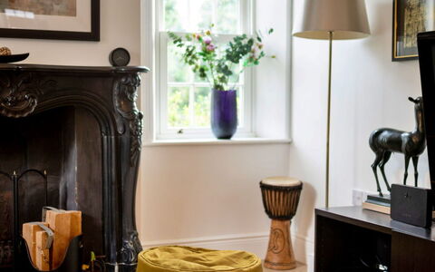 The Mount: Meubilair, Interieur Ontwerp, Muur, Flooring, Verdieping, Hout, Huis, Woonkamer, Verlichting, Fotolijst