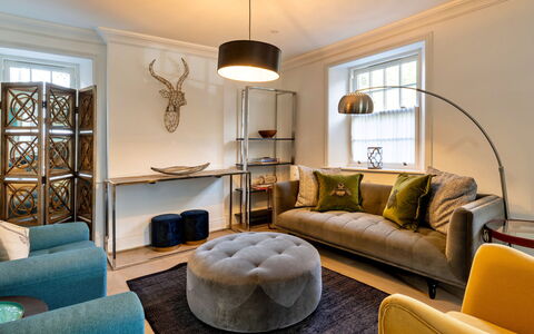 The Mount: Meubilair, Interieur Ontwerp, Flooring, Verdieping, Bankstel, Muur, Woonkamer, Hout, Kamer, Plafond