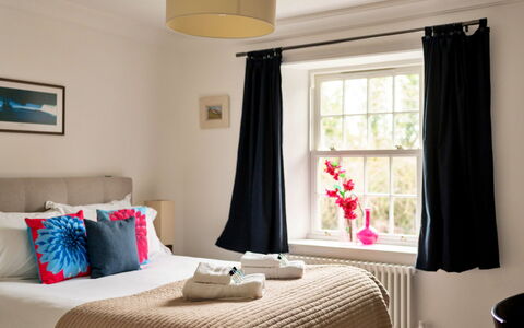 The Mount: Meubilair, Interieur Ontwerp, Kamer, Flooring, Verdieping, Hout, Linens, Textiel, Verlichting, Plafond