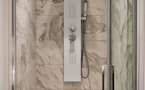 The Mount: Flooring, Interieur Ontwerp, Verdieping, Deur, Loodgieterswerkinrichting, Tegel, Kamer, Loodgieter, Deur Van De Douche, Badkamer