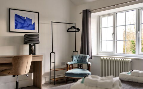 The Mount: Meubilair, Interieur Ontwerp, Muur, Flooring, Verdieping, Hout, Slaapkamer, Textiel, Verlichting, Bed