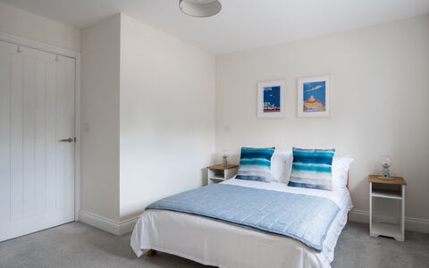 Field View: Bed, Interieur Ontwerp, Slaapkamer, Meubilair, Laken, Bedding, Flooring, Hout, Verdieping, Plafond