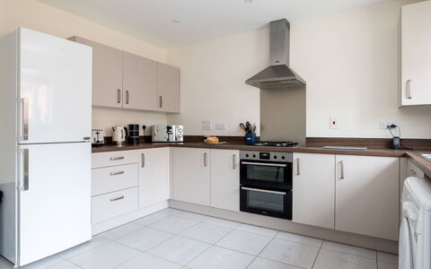 Field View: Flooring, Interieur Ontwerp, Hout, Cabinetry, Plafond, Keuken, Major Appliance, Verdieping, Countertop, Meubilair