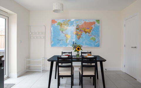 Field View: Meubilair, Interieur Ontwerp, Tafel, Eetkamer, Flooring, Keuken En Eettafel, Stoel, Kamer, Verdieping, Fotolijst