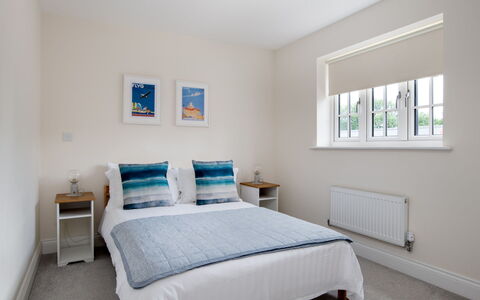 Field View: Interieur Ontwerp, Bed, Meubilair, Hout, Plafond, Slaapkamer, Flooring, Verdieping, Kamer, Laken