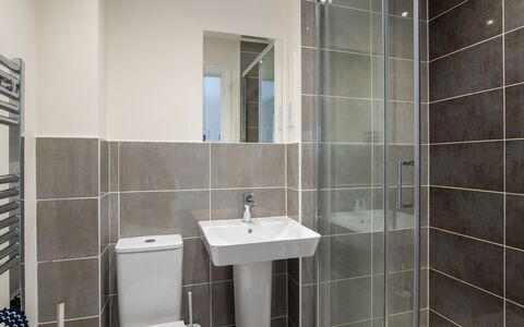 Field View: Flooring, Muur, Verdieping, Interieur Ontwerp, Loodgieterswerkinrichting, Badkamer, Plafond, Toilet, Wastafel, Wc Bril