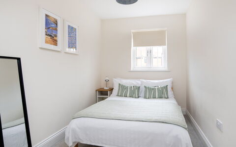 Field View: Bed, Interieur Ontwerp, Slaapkamer, Meubilair, Muur, Verdieping, Bedding, Flooring, Laken, Plafond