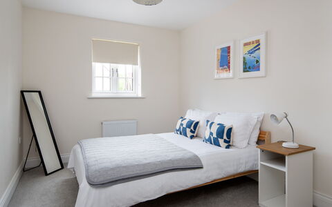 Field View: Bed, Slaapkamer, Interieur Ontwerp, Meubilair, Bedding, Laken, Flooring, Hout, Verdieping, Plafond