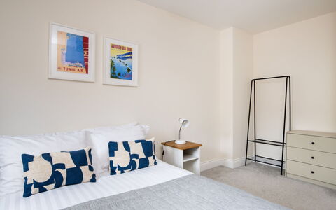 Field View: Meubilair, Bed, Interieur Ontwerp, Slaapkamer, Flooring, Verdieping, Hout, Kamer, Laken, Bedding