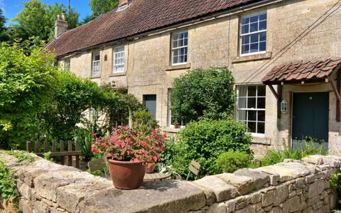 Meadowsweet Cottage: Huis, Struik, Verblijf, Dak, Land Lot, Groundcover, Tuin, Bloempot, Flagstone