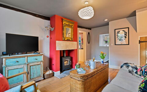 Meadowsweet Cottage: Meubilair, Interieur Ontwerp, Muur, Hout, Flooring, Kamer, Plafond, Verdieping, Verlichting, Woonkamer